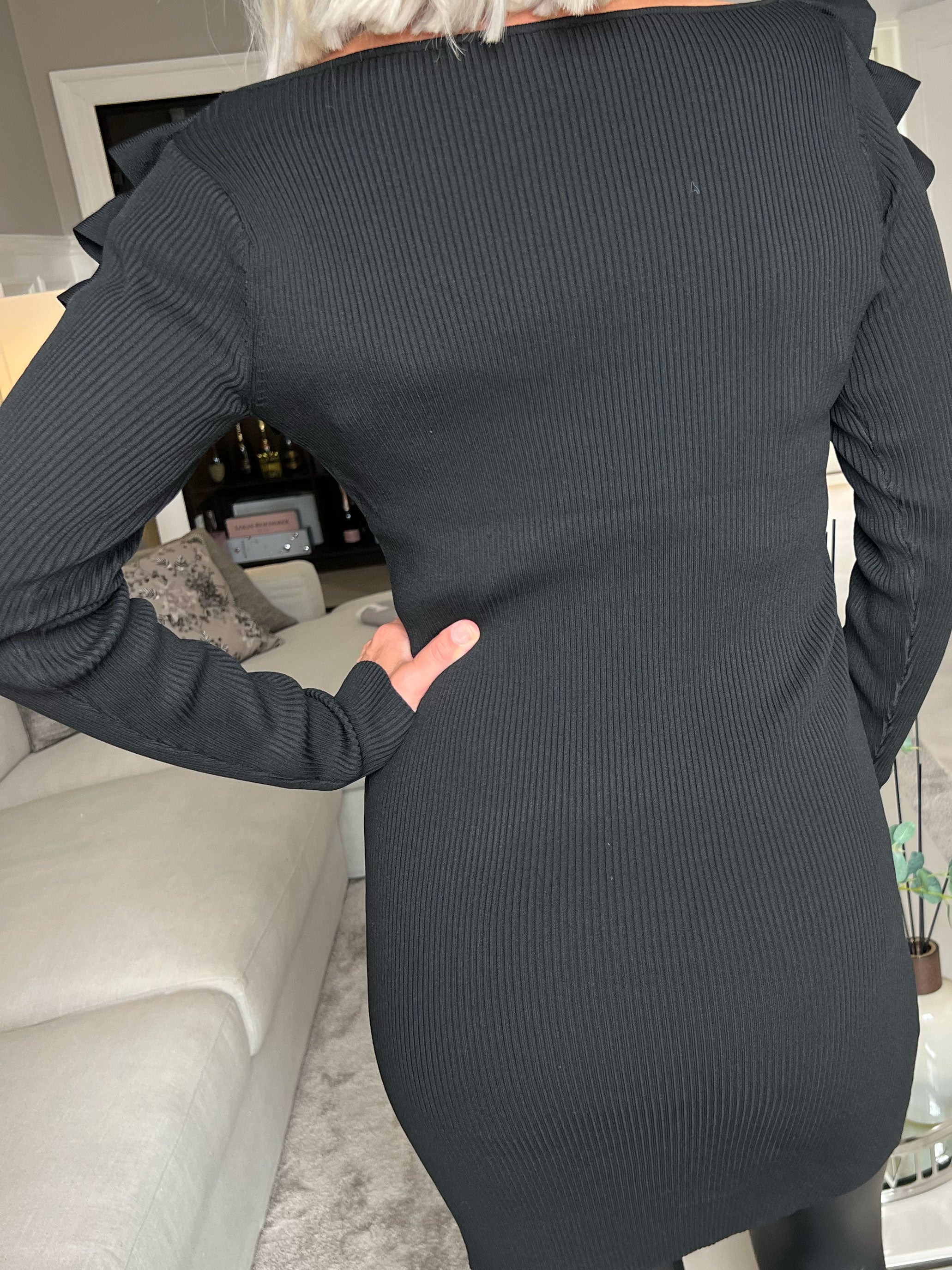 Julie - Sød tætsiddende kjole med flæser i udskæringen